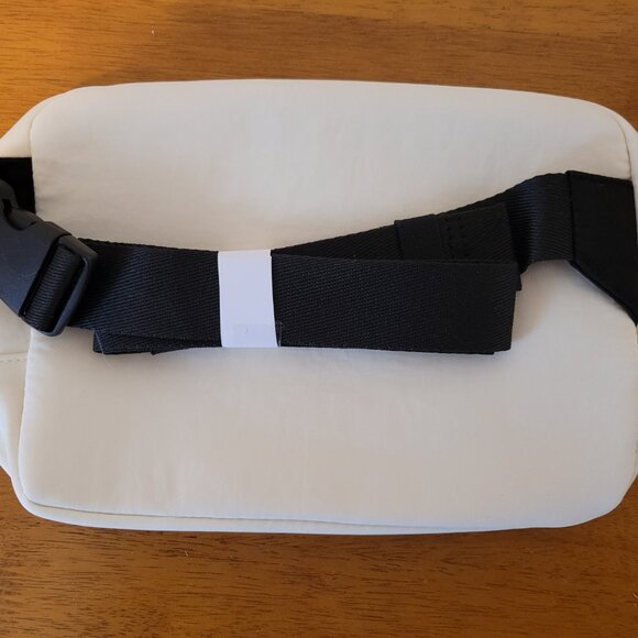 Thrity One Classic Sling Bag White with Black trim zipper closure - Picture 4 of 4